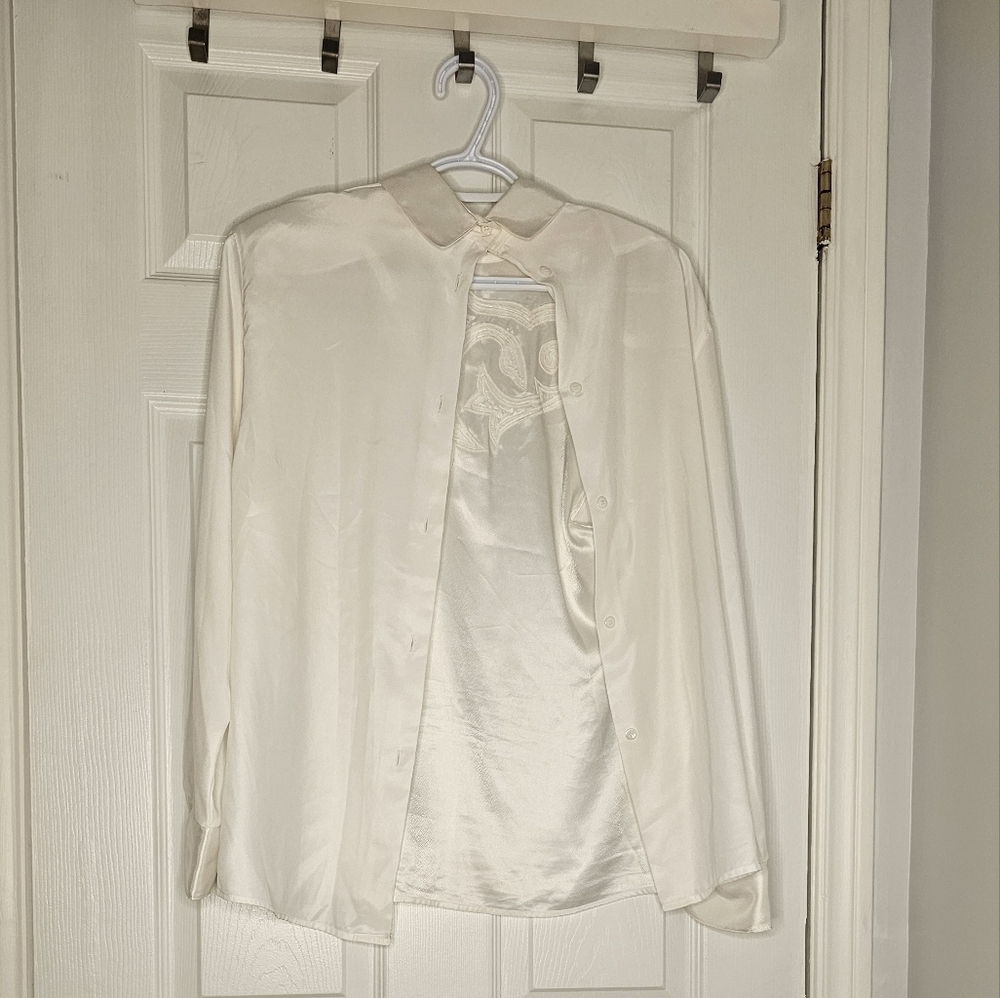 Elegant White Embroidered Women's Top - Picture 2 of 3
